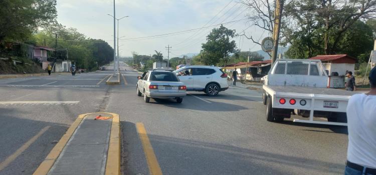 Impactaron auto y una camioneta