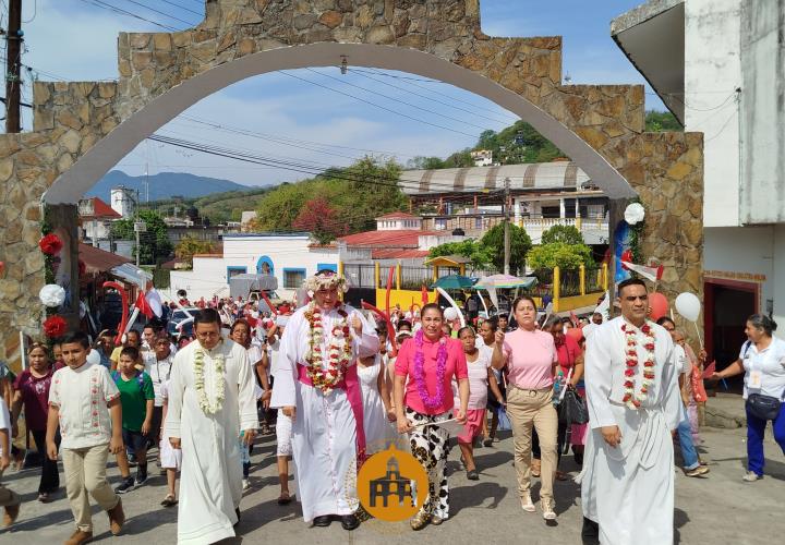Obispo Roberto Yenni García realizó visita pastoral a Axtla de Terrazas