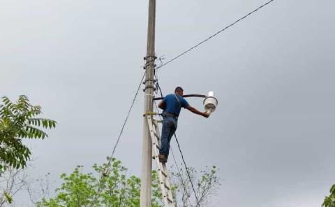 Refuerza Matlapa trabajos de mejora en alumbrado público
