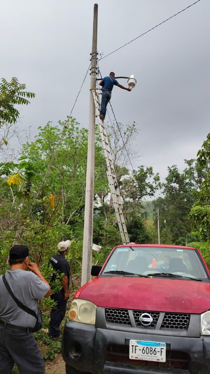 Refuerza Matlapa trabajos de mejora en alumbrado público
