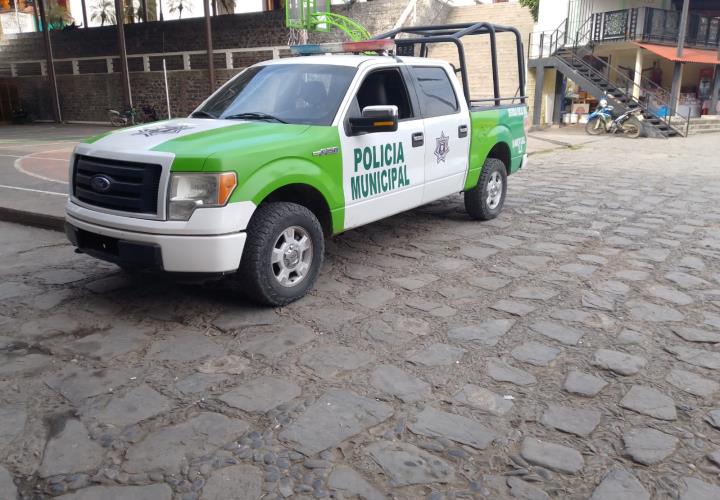 Vehículo se impacta contra poste en San Martín Chalchicuautla