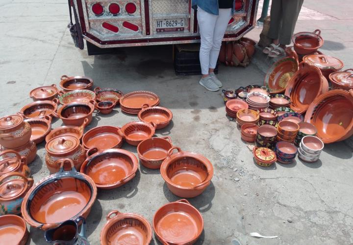 Alfareros aprovechan los días de plaza en Tampacán