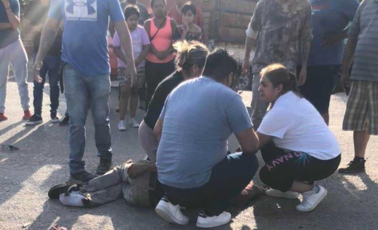 Destrozó su moto  contra camioneta 