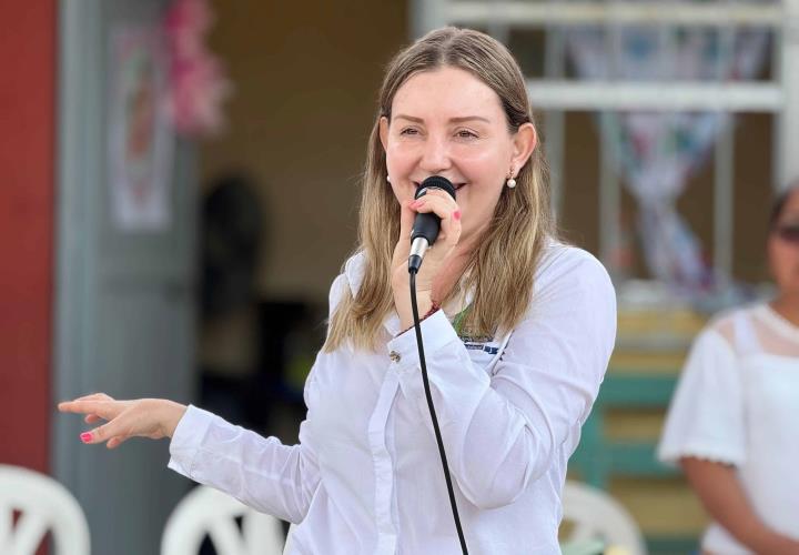 Entrega Marichuy Rivera más de 100 seguros escolares 