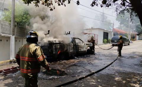 CAMIONETA DE CFE SE QUEMÓ