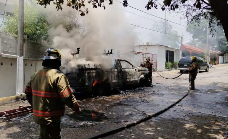 CAMIONETA DE CFE SE QUEMÓ