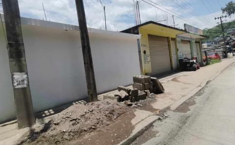Sobrantes de materiales son arrojados a las calles