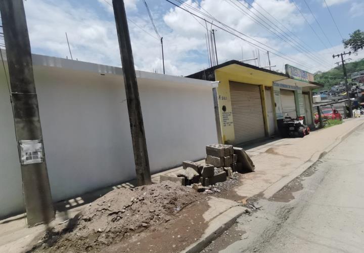 Sobrantes de materiales son arrojados a las calles