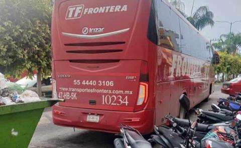 Autobús impactó a contenedor en el boulevard