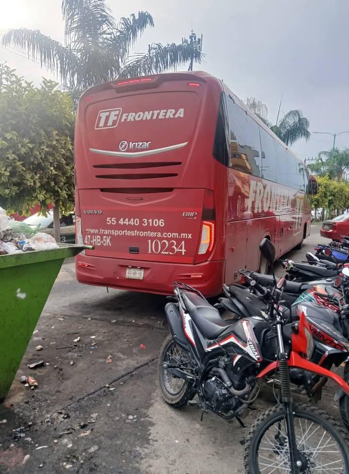 Autobús impactó a contenedor en el boulevard