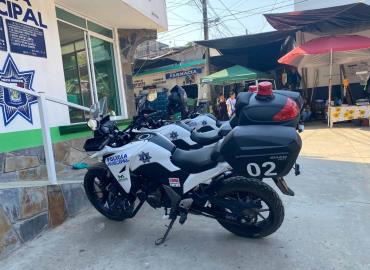 Refuerzan agentes patrullajes en motocicleta para vigilar escuelas en zona urbana
