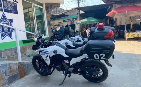 Refuerzan agentes patrullajes en motocicleta para vigilar escuelas en zona urbana