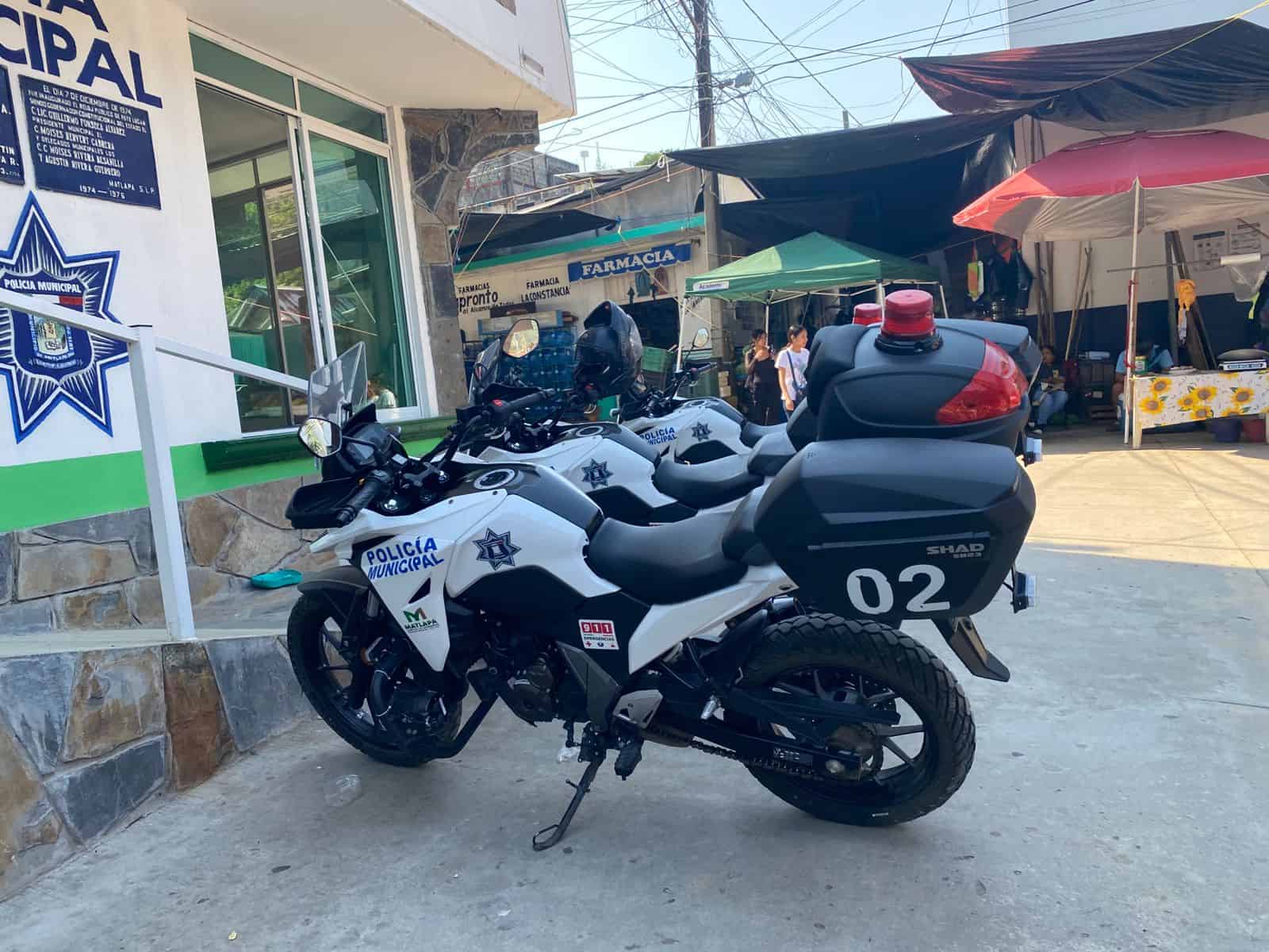 Refuerzan agentes patrullajes en motocicleta para vigilar escuelas en zona urbana