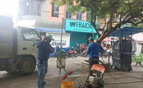 Refuerza Aseo Público limpieza en contenedores