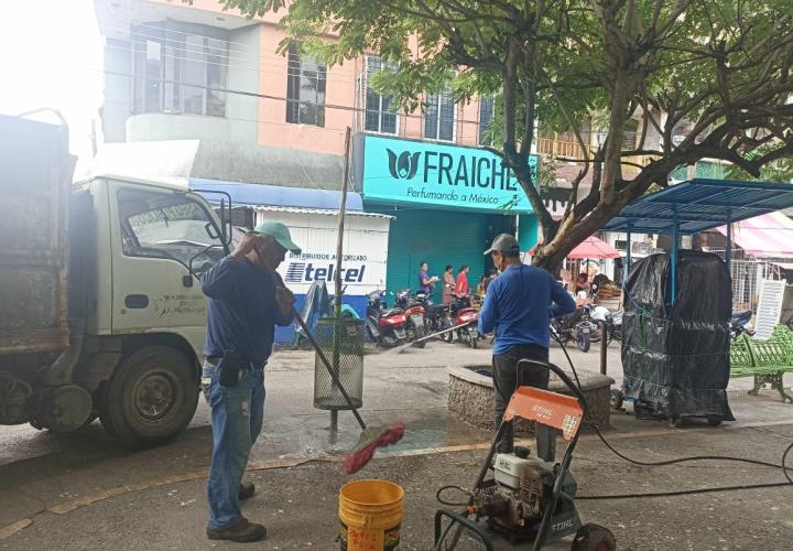 Refuerza Aseo Público limpieza en contenedores