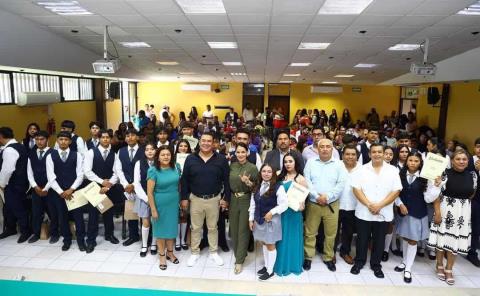 Arnulfo Urbiola y Karina Quintero  les desearon el mejor de los éxitos

