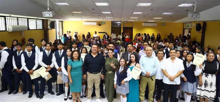 Arnulfo Urbiola y Karina Quintero  les desearon el mejor de los éxitos