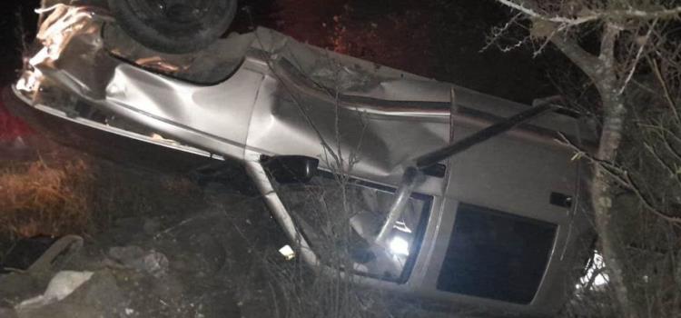 Mujer herida en volcadura Mujer herida en volcadura