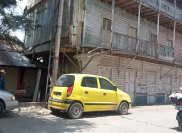 Estructura de hotel en riesgo de caer