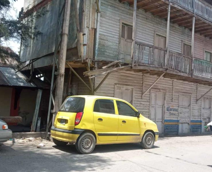 Estructura de hotel en riesgo de caer
