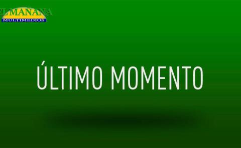 Motociclista acaba debajo de una camioneta