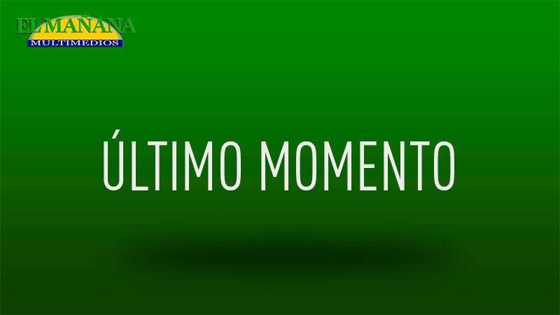Motociclista acaba debajo de una camioneta