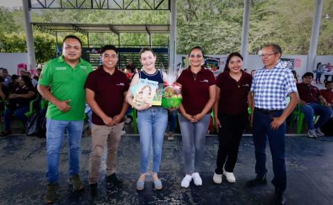 Impulsan la educación en Matlapa con entrega de materiales escolares
