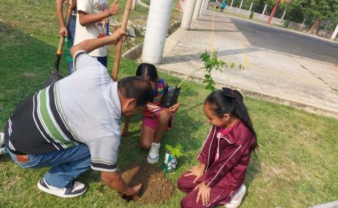 Entregan 100 plantas en Mecachiquico para reforestar escuelas