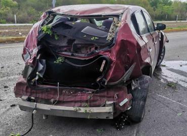 AUTO SE ACABÓ EN ACCIDENTE         