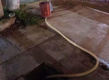 Colapsó el drenaje y entra a viviendas