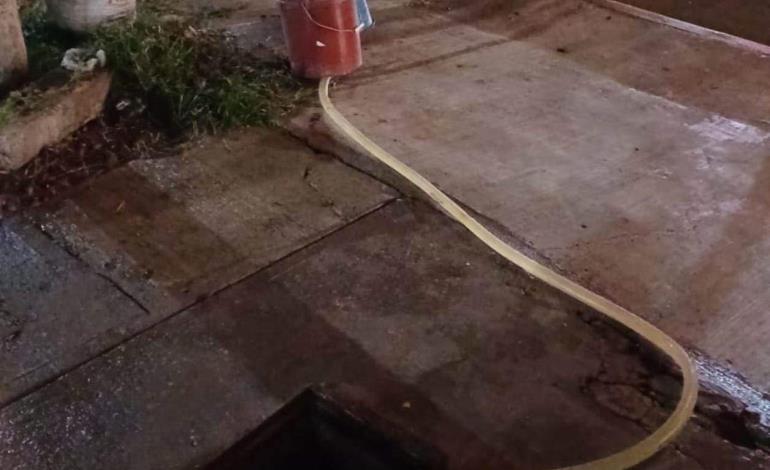 Colapsó el drenaje y entra a viviendas