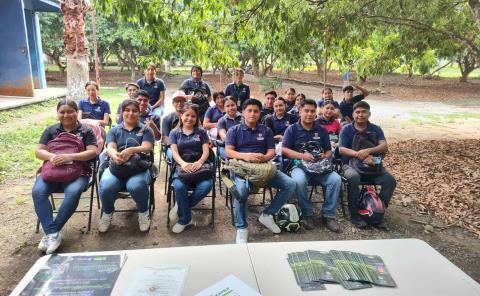 Estudiantes de Ingeniería en Agronegocios visitaron el ICAT 

