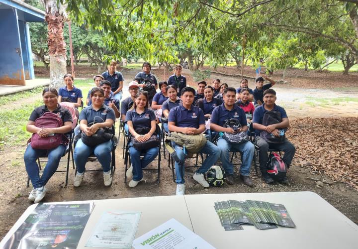 Estudiantes de Ingeniería en Agronegocios visitaron el ICAT 