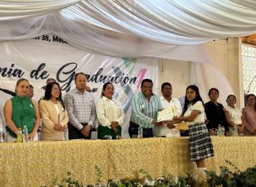 Jóvenes apadrinados por alcalde Adelaido