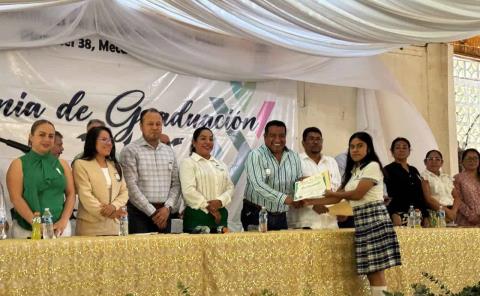 Jóvenes apadrinados por alcalde Adelaido