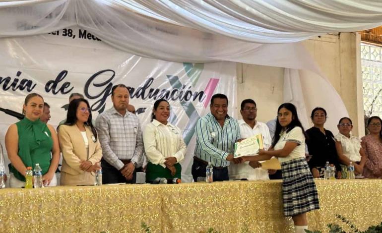 Jóvenes apadrinados por alcalde Adelaido
