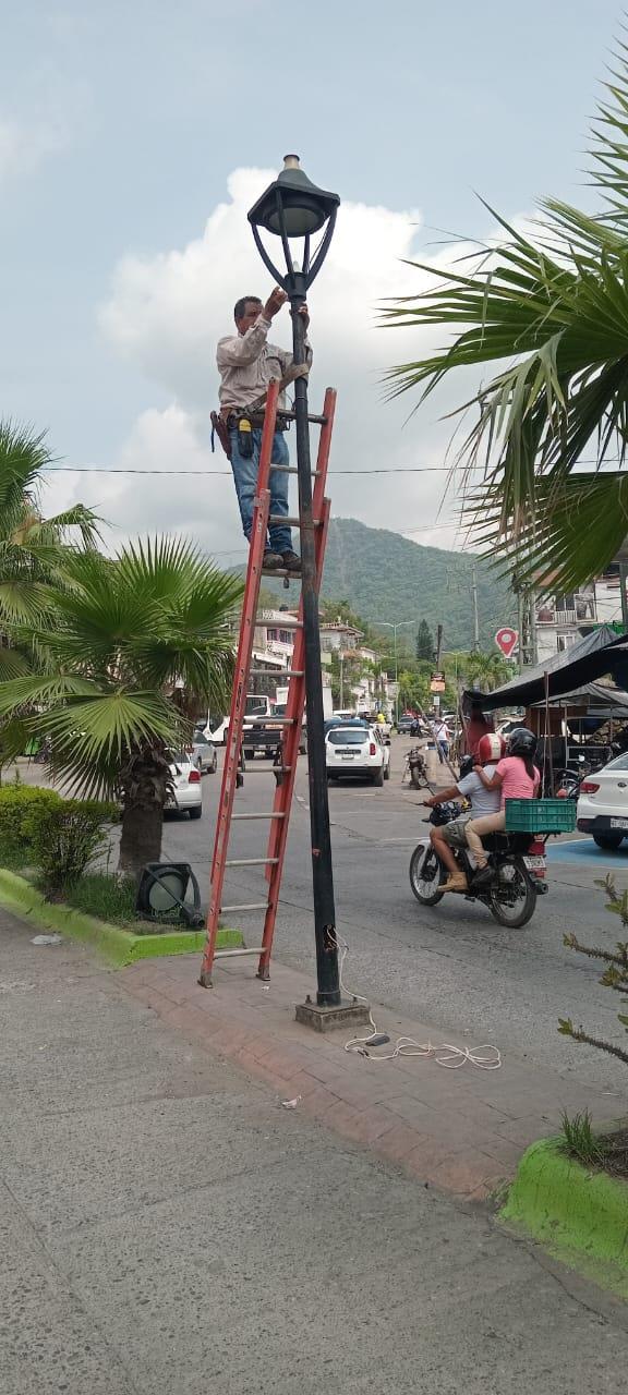 Prioriza Adelaido Cabañas iluminación pública para mayor seguridad