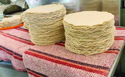 Los gringos quieren ´robarse´ las tortillas   
