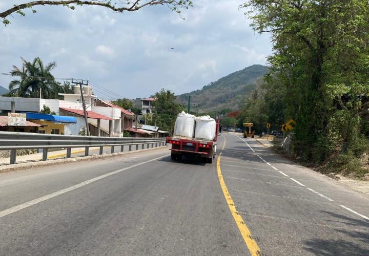 Exceso de topes obliga a conductores a maniobras peligrosas