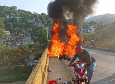 Infierno sobre ruedas: el fuego lo envolvió y responsable huyó
