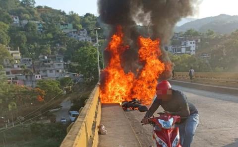 Infierno sobre ruedas: el fuego lo envolvió y responsable huyó