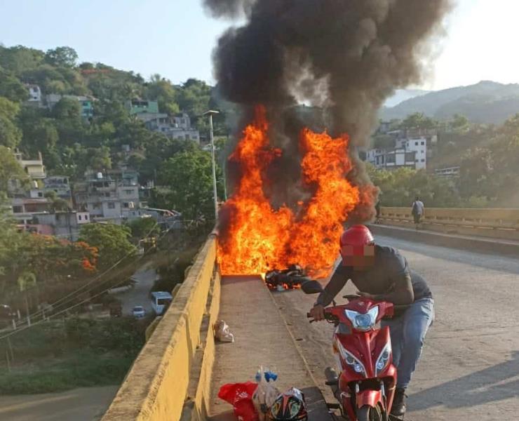 Infierno sobre ruedas: el fuego lo envolvió y responsable huyó