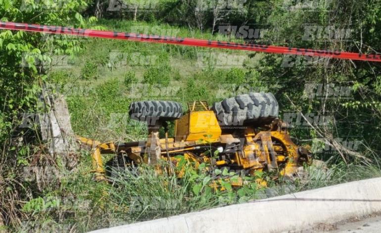 Maniobras complejas para recuperar cuerpo de operador aplastado por retroexcavadora