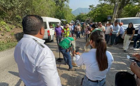 Gobierno Municipal y ciudadanos en equipo para  bacheo de caminos