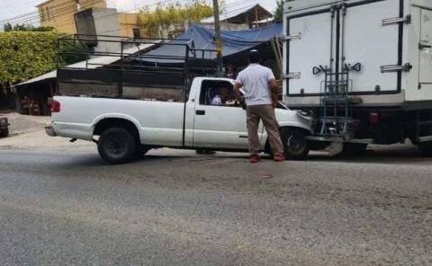 Aparatoso choque deja solo daños materiales en Zacatipán