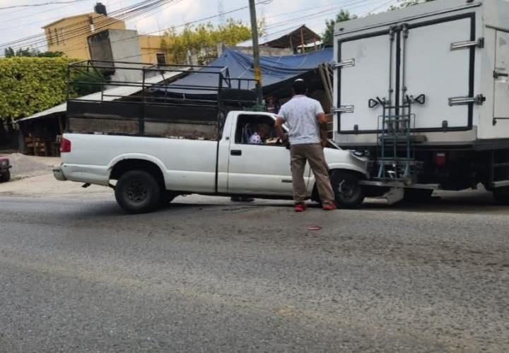 Aparatoso choque deja solo daños materiales en Zacatipán