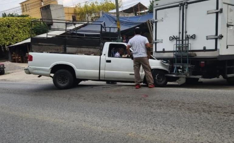Aparatoso choque deja solo daños materiales en Zacatipán