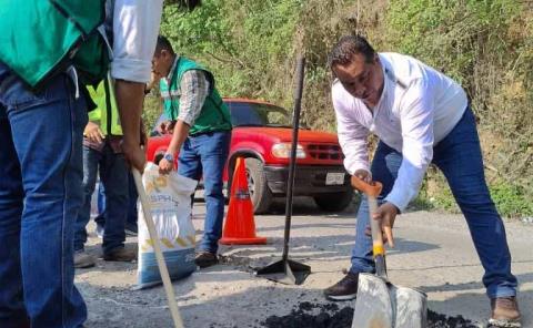 Inició obra de bacheo en Tamarindos - Tezapotla 
