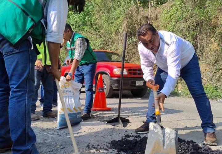 Inició obra de bacheo en Tamarindos - Tezapotla 