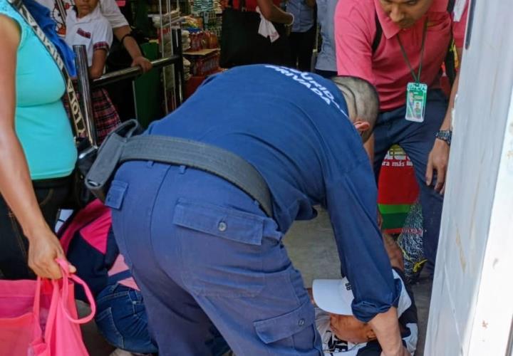 Masculino se desmaya en la calle Hidalgo